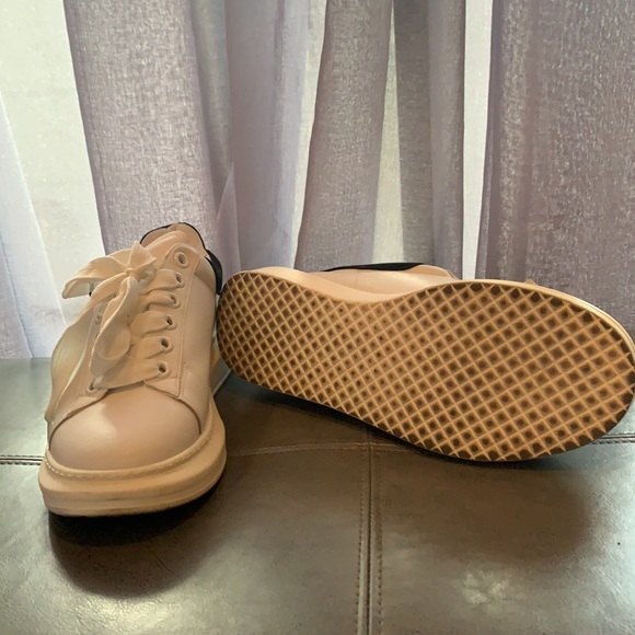 Steven Madden Glazed White & Black Sneakers - 9.5 - Picture 3 of 8